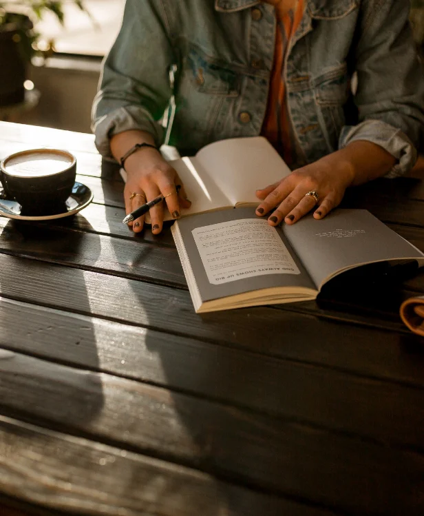 banner-book-shelf